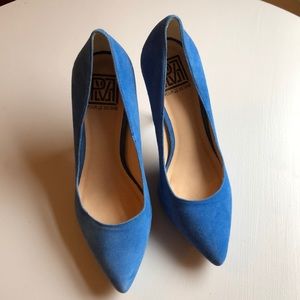 Pour La Victoire blue suede pump